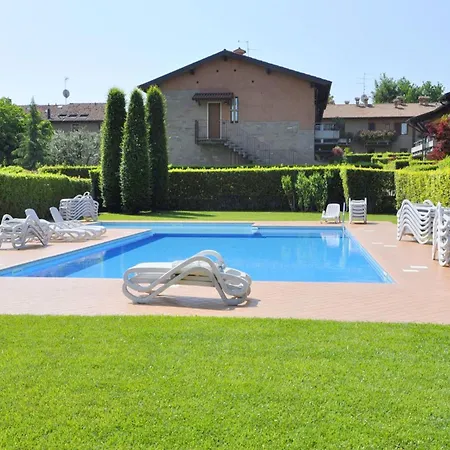 Vibrant In With Swimming Pool Near 2 Lakes 라찌제