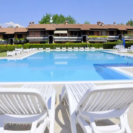 בית נופש Vibrant In With Swimming Pool Near 2 Lakes