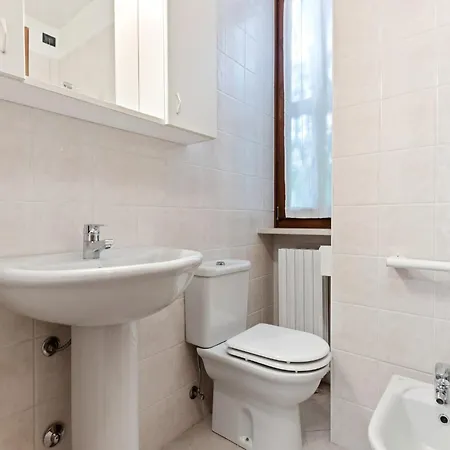 Vibrant In With Swimming Pool Near 2 Lakes בית נופש לאזיסה