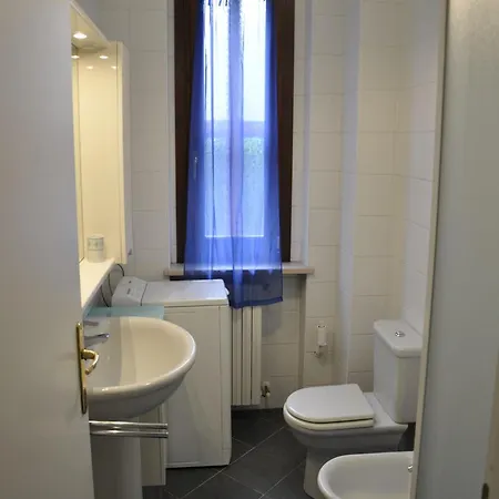 בית נופש Vibrant In With Swimming Pool Near 2 Lakes לאזיסה