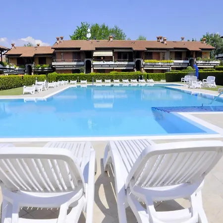 Vibrant In With Swimming Pool Near 2 Lakes בית נופש *