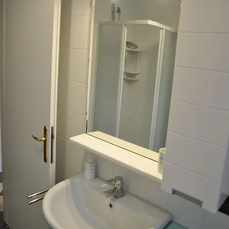 בית נופש Vibrant In With Swimming Pool Near 2 Lakes לאזיסה