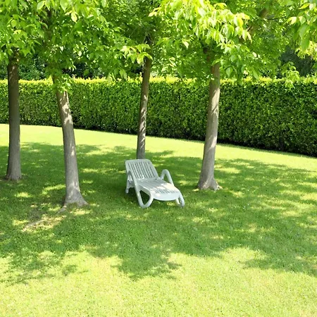 Vibrant In With Swimming Pool Near 2 Lakes בית נופש