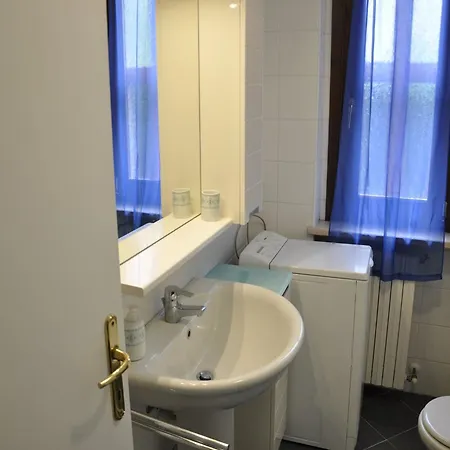 בית נופש Vibrant In With Swimming Pool Near 2 Lakes