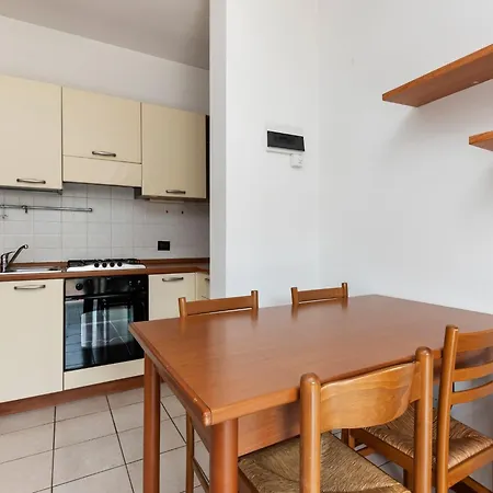 Casa vacanze Vibrant In With Swimming Pool Near 2 Lakes Lazise
