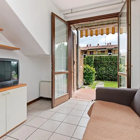 Casa vacanze Vibrant In With Swimming Pool Near 2 Lakes