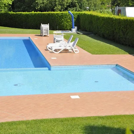 Casa vacanze Vibrant In With Swimming Pool Near 2 Lakes