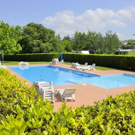 Casa vacanze Vibrant In With Swimming Pool Near 2 Lakes