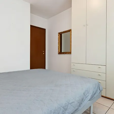 Vibrant In With Swimming Pool Near 2 Lakes