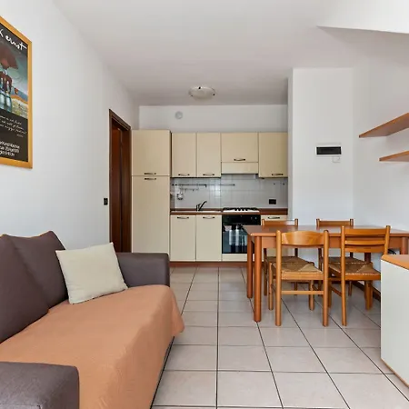 Casa vacanze Vibrant In With Swimming Pool Near 2 Lakes Lazise