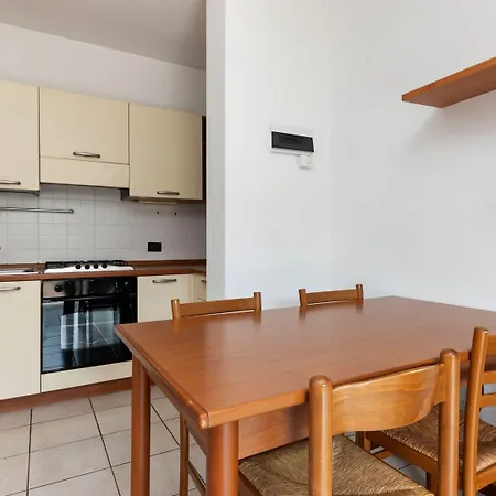 Vibrant In With Swimming Pool Near 2 Lakes *