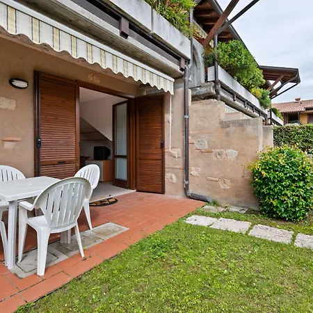 Vibrant In With Swimming Pool Near 2 Lakes