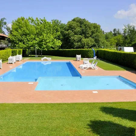Casa vacanze Vibrant In With Swimming Pool Near 2 Lakes